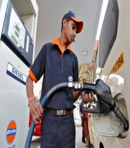 A worker fills diesel in a vehicle at a fuel station in the western Indian city of Ahmedabad January 17, 2013. The government gave fuel retailers some leeway on Thursday to raise prices of heavily subsidised diesel, distancing itself from an unpopular policy ahead of elections while trying to revive an economy growing at its slowest pace in a decade. REUTERS/Amit Dave (INDIA - Tags: ENERGY BUSINESS)